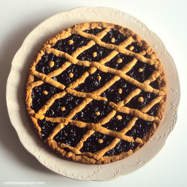 Crostata decoration ideas - classic pattern - at craftymessymom.com