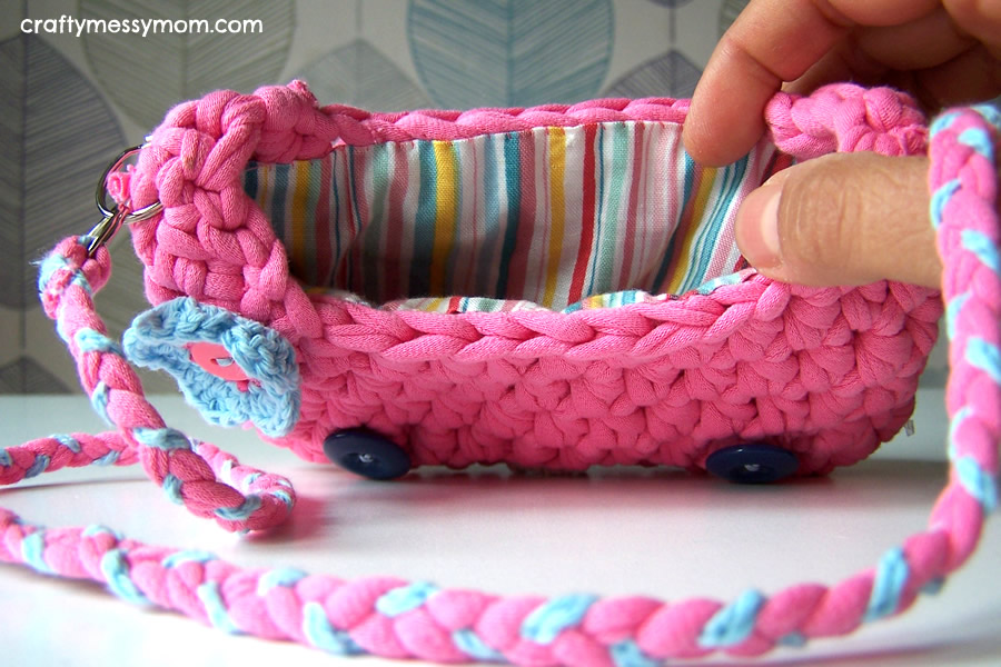 Crochet kitten bag | lining - at craftymessymom.com