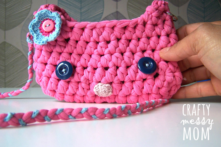 Crochet kitten bag | craftymessymom.com