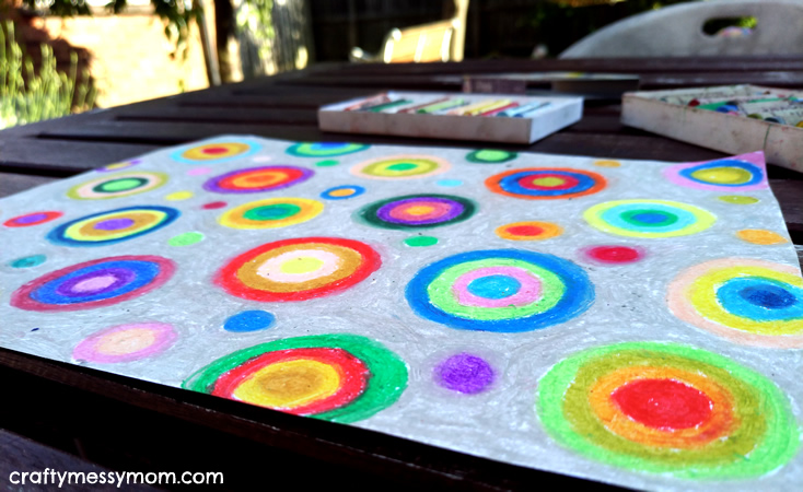Drawing outside with oil pastels at craftymessymom.com by @marzia_fa