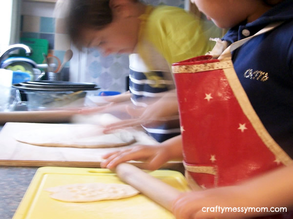 Making pizza with kids at craftymessymom.com