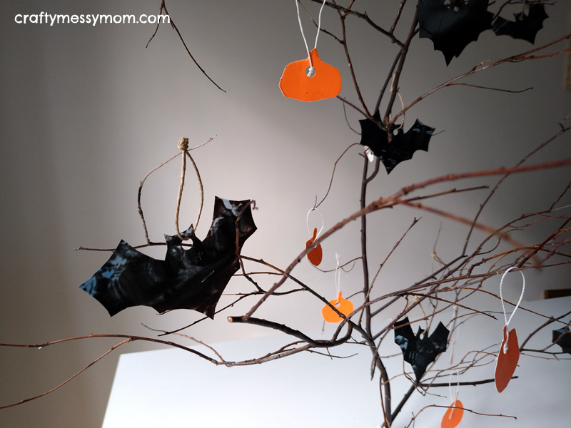 Halloween tree decorations at craftymessymom.com
